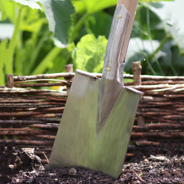 Buy Sneeboer Large Spade Online - Plant Care & Earth Buy Sneeboer Large Spade Online - Plant Care & Earth